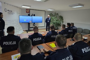 Zdjęcie Pana Komendanta, dwóch pań kadrowych oraz uczestników szkolenia.