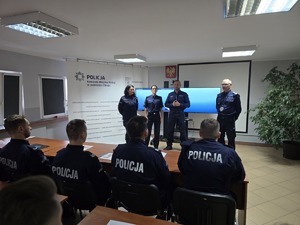 Zdjęcie Pana Komendanta, dwóch pań kadrowych oraz uczestników szkolenia.