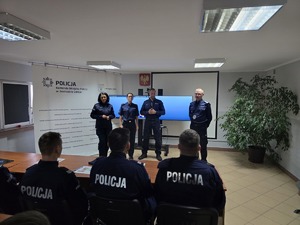 Zdjęcie Pana Komendanta, dwóch pań kadrowych oraz uczestników szkolenia.