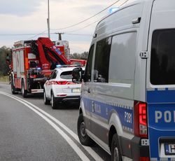 Zdjęcie przedstawiające radiowóz policyjny, karetkę pogotowia oraz wóz strażacki.