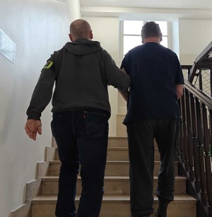 Zdjęcie policjanta oraz osoby zatrzymanej.