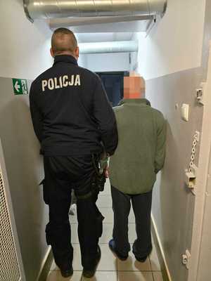 Zdjęcie zatrzymanego oraz policjanta.