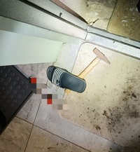 Zdjęcie zabezpieczonego młotka. Na zdjęciu widać także leżący na podłodze obok klapek.