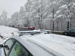 Zdjęcie radiowozu na tle zaśnieżonego lasu.