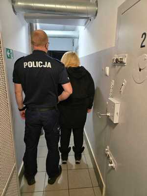 Zdjęcie policjanta oraz osoby zatrzymanej.