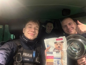 Zdjęcie policjantów oraz pieska.