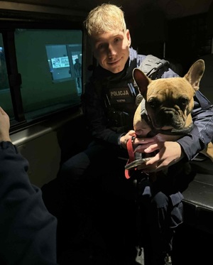 Zdjęcie policjantów oraz pieska.
