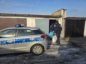 Zdjęcie przedstawiające policjantów oraz radiowóz.