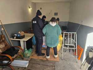 Zdjęcie przedstawiające policjantów, pracownika Ośrodka Pomocy Społecznej