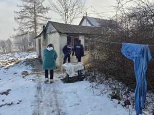 Zdjęcie przedstawiające policjantów, pracownika Ośrodka Pomocy Społecznej.