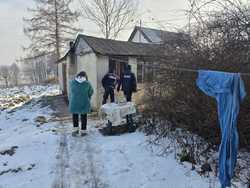 Zdjęcie przedstawiające policjantów, pracownika Ośrodka Pomocy Społecznej.