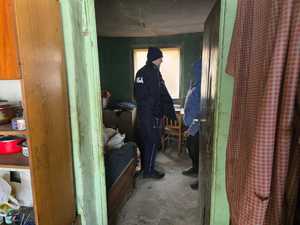 Zdjęcie przedstawiające policjanta oraz mężczyznę.