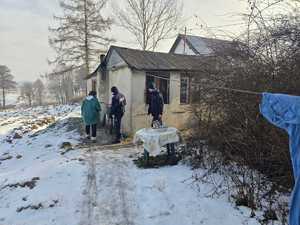Zdjęcie przedstawiające policjantów, pracownika Ośrodka Pomocy Społecznej.