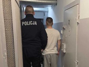 Zdjęcie policjanta oraz osoby zatrzymanej.