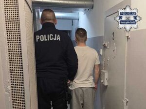 Zdjęcie policjanta oraz osoby zatrzymanej.