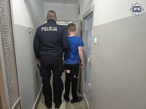 Zdjęcie policjanta oraz osoby zatrzymanej.