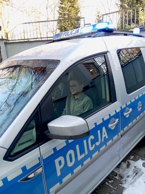 Zdjęcie 11-go letniego Szymona w radiowozie.