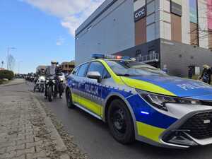 Policjant oraz motocykliści.