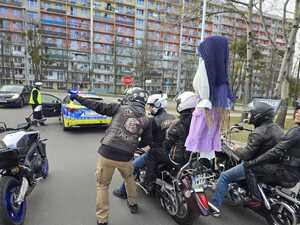 Policjant oraz motocykliści.