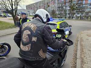Policjant oraz motocykliści.