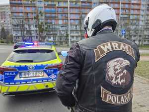 Policjant oraz motocykliści.
