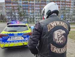 Policjant oraz motocykliści.