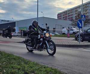 Motocyklista jadący motocyklem.