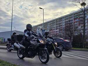 Motocyklista jadący motocyklem.