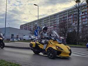 Motocyklista jadący motocyklem.