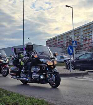 Motocyklista jadący motocyklem.