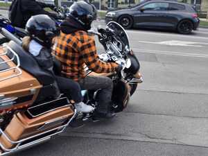 Motocyklista jadący motocyklem.