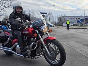 Motocyklista jadący motocyklem.