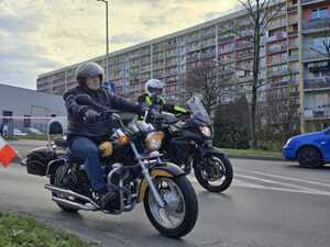 Motocyklista jadący motocyklem.