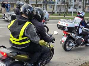 Motocyklista jadący motocyklem.