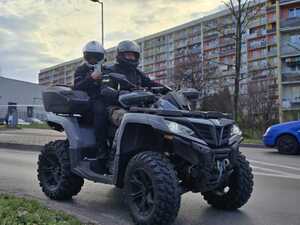 Motocyklista jadący motocyklem.