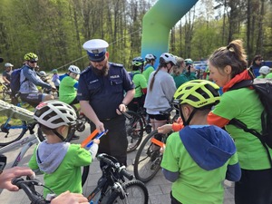 Policjant wręczający odblaski.