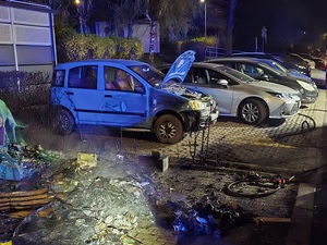 Uszkodzony samochód w związku z pożarem.