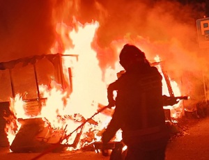 Zdjęcie strażaka gaszącego pożar.