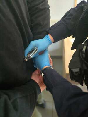 Policjant oraz zatrzymany.