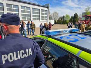Policjanci oraz uczestnicy dni otwartych.