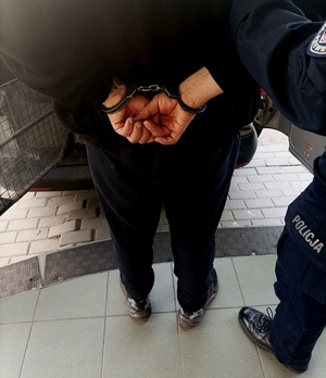 Zdjęcie policjanta oraz zatrzymanego mężczyzny.