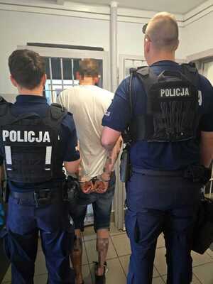 Policjanci oraz zatrzymany mężczyzna.