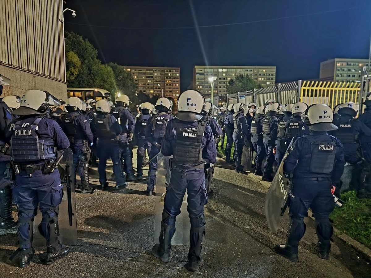 Policjanci zatrzymali 6 osób podczas zabezpieczenia meczu GKS 62 Jastrzębie - WS Odra Wodzisław Śląski