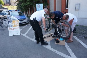 Mundurowi sprawdzają fabryczny numer identyfikacyjny pojazdu