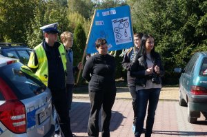 Czujne oko nadzorujących działania - policjant i pani pedagog