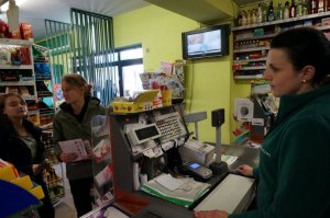 Gimnazjaliści w trakcie rozmowy ze sprzedawcą wyrobów alkoholowych