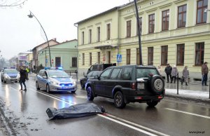 miejsce wypadku drogowego- potrącenie starszego mężczyzny na pasach