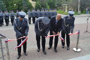 Uroczyste przecięcie wstęgi do wyremontowanego budynku komendy policji