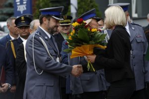 Gratulacje składane komendantowi Manderze