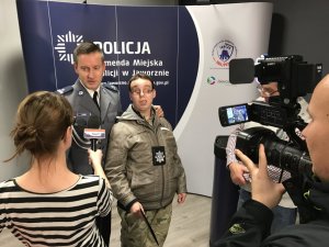 Udzielenie wywiadu przez policjanta dla lokalnej telewizji